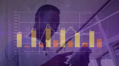 İş analisti tableti kaldırıyor ve bar tablolarını güncelleyerek analitiği inceliyor. Teknoloji, yenilik, veri, içgörü, gösterge paneli, dijital, profesyonel