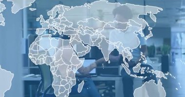 Dizüstü bilgisayar ekranını ve tableti gösterirken dünya haritası küresel iş alanlarını gösteriyor. İşbirliği, takım çalışması, dijital, modern, profesyonel, bağlantı, küresel