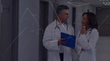 Hasta dosyasına doğru hareket eden ve akran değerlendirmesi bilgileriyle animasyon çizelgesini başlatan kadın doktor. Tıbbi, takım çalışması, profesyonel, sağlık, işbirliği, iletişim, hastane