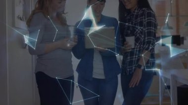 Tablet kullanan genç bir kız iş verilerini el grafiğinde ortaya çıkan bir dünya olarak görüyor. İşbirliği, teknoloji, yenilik, bağlantı, takım çalışması, dijital, fütürist