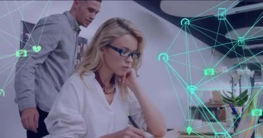 Kadın çizim yaparken erkek tableti eğiyor ve vitrin tasarımı işbirliğini etkinleştiriyor. İşbirliği, yenilik, fütüristik, çalışma alanı, teknoloji, takım çalışması, iletişim