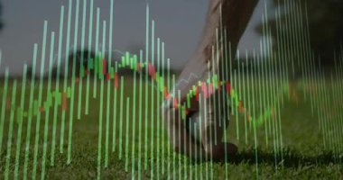 Adamın sağ kolu golf topunu golf sahasına yerleştirirken dinamik şamdan tablosu da finans eğilimlerini gösteriyor. Spor, finans, yatırım, pazar, analiz, ticaret, teknoloji