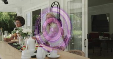 Genç kadın kapılara giriyor ve misafirperver arkadaşlara katılıyor. Barda çay börekleri paylaşıyorlar. Sosyal toplanma, açık hava eğlencesi, köy tarzı, eğlence, arkadaşlık, bahçe düzenlemesi, işbirliği