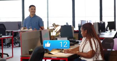 Kadın doktorları ve meslektaşı doğum günü pastasını sosyal medya baloncuklarıyla sunuyor. İşbirliği, kutlama, iş arkadaşı, sürpriz, pozitiflik, işyeri, ortam