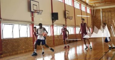 Basketbol atleti top sürerek potaya doğru koşuyor. Animasyon atışı yayı ile basket atıyor. Sporcular, yarışma, spor, eğitim, dinamik, hareket, takım çalışması