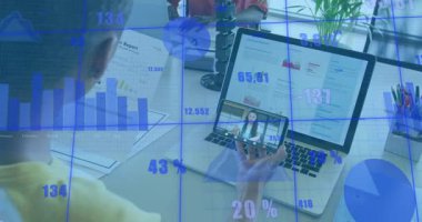 Yönetici görüntüleme raporu her saniye artan grafikleri şeffaf bir şekilde güncellerken. Veri görselleştirme, analitik, iş zekası, dijital gösterge paneli, performans ölçümleri, kurumsal