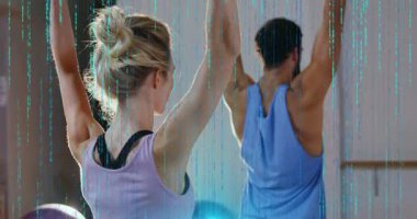 Yoga öğrencileri esneme hareketleri yapıyor. Eğitmen, öğrencileri duruşa göre ayarlıyor. Fitness, farkındalık, esneme, sağIık, vücut bağlılığı, eğitim, rahatlama