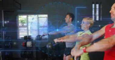 Kettlebell tutan üç yetişkin, sallanan ağırlıklar. Dördüncü sırada spor verileri var. Atletizm, takım çalışması, güç, teknoloji, canlılık, hareket, disiplin