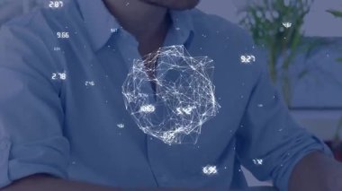 Ağ küresini yazıp görüntüleyen, sonra kulaklık takan ve konuşmada konuşan teknik destek ajanı. Teknoloji, iletişim, dijital, yenilik, çalışma alanı, profesyonel, gelecekçi