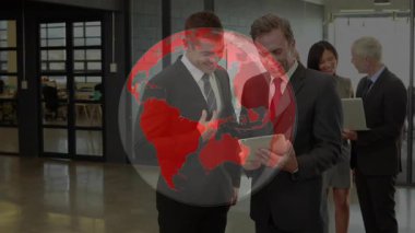 Dönen kırmızı küre, iş arkadaşlarının dijital tablet proje raporunu onayladıklarını ortaya çıkarmak için zayıflıyor. Şirket, takım çalışması, profesyonellik, yenilik, modernlik, işbirliği, liderlik