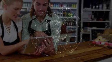 Dükkan çalışanları tablet ekranı işaret ediyor ve dönen dünyayı belirten bir uygulama var. İşbirliği, teknoloji, modern, perakende, dijital, iletişim, yenilik