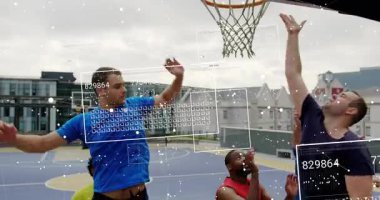 Basketbolcu atışları, defans yarışmaları, veri aktarımları izleme yayı. Sporcular, spor, rekabet, şehir, teknoloji, takım çalışması, fitness