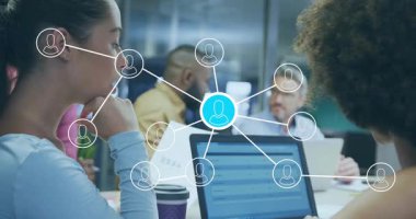 Ofisteki iş arkadaşları grafiği genişletmeye çalışan kadınların tıkırtılarını filtrelemeye çalışan grafiklerin küçültülmesine bakıyor. İşbirliği, bağlantı, takım çalışması, ağ oluşturma, dijital, teknoloji, modern