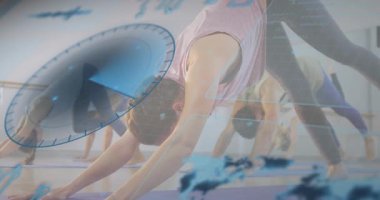 Yoga grubuna animasyon HUD izleme poz süresine sahip Downward Dog 'a rehberlik eden eğitmen. Farkındalık, sağlık, fitness, dijital, sükunet, denge, grup