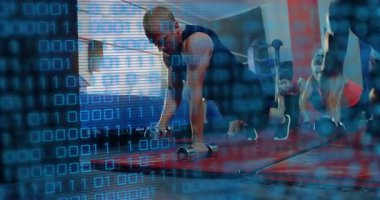 Erkek antrenör, çift kaplamalı spor eşleri altında kırmızı hasırda ve kürek çekiyor. Güç, zindelik, eğitim, egzersiz, dayanıklılık, egzersiz, canlılık