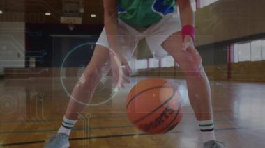 HUD iz sürme çaprazını kaplarken bayan sporcu top sürmeye başlıyor. Atletizm, eğitim, performans, hareket, teknoloji, spor, enerji