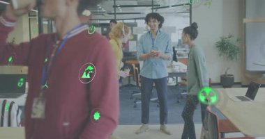 İş arkadaşları selamlıyor ve gülüyor, yeşil simgelerin üçlünün etrafında dolaştığı sürdürülebilirliği gösteriyor. İşbirliği, takım çalışması, yenilik, ofis kültürü, çevre dostu, modern tasarım, iletişim