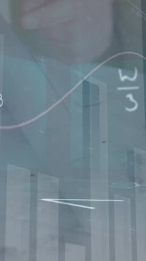 Çeşitli iş adamları üzerinde finansal veri işleme ve matematiksel denklemlerin animasyonu. küresel iş, finans ve dijital arayüz kavramı dijital olarak oluşturulmuş video.