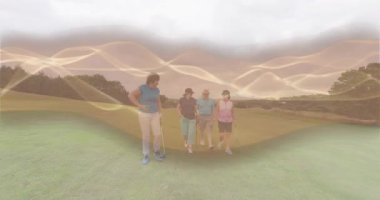 Spor golfçüleri bir sonraki delik için objektife doğru yürüyorlar, altın dalga kaplamasını başlatıyorlar. Atletik, boş zaman, eğlence, açık hava, doğa, zarafet, arkadaşlık.