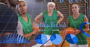 Basketbol koçu, orta saha spor salonunda oyun çiziyor, animasyon ölçüm çizelgeleriyle strateji belirliyor. Spor, takım çalışması, strateji, analitik, koçluk, antrenman, yarışma