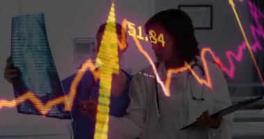 Hemşire röntgen cihazını tutarken, ışık doktoru, dalgalanma dalgalanması verilerini üst üste koyarken bölgedeki bölgeleri analiz ediyor. Tıbbi, sağlık, tanı, teknoloji, işbirliği, profesyonellik, bilimsel