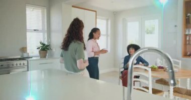 Arkadaş bardak dağıtıyor. Animasyon buhar yapıyor ve üçlü dans ediyor. Sağlıklı olmak için mutfakta kahve kızartıyor. Yoldaşlık, kutlama, eğlence, modern, sıcaklık, uyum, enerjik