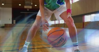 Bir kadın spor antrenmanı için spor salonuna giriyor ve basketbol antrenmanlarına başlıyor. Atletik, antrenman, dinamik, spor, fitness, hareket, rekabetçi