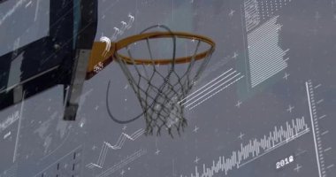 Basketbolu potaya doğru fırlatan kol, istatistikleri gösteren veri grafiklerinin ortasında topun çembere ve ağa çarpması. Atletik, dinamik, enerjik, rekabetçi, spor, canlılık, hassasiyet