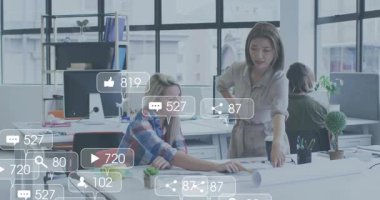 Oturan kadın tasarımı işaretliyor ve ayakta duran kadın pazarlama tasarımındaki ölçümleri gösteriyor, güncelliyor. İşbirliği, çalışma alanı, dijital pazarlama, analitik, modern ofis, takım çalışması, yaratıcılık