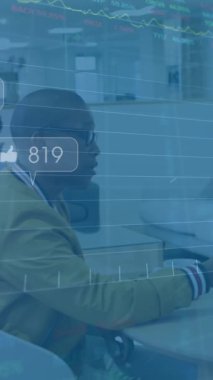 Tebligat barlarının, grafiklerin, alım satım kurulunun, Afro-Amerikan iş arkadaşlarının raporları tartışması. Dijital bileşik, çoklu pozlama, iş, borsa, sosyal medya, takım çalışması, teknoloji.