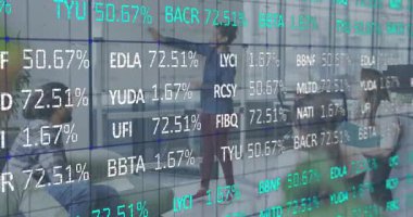 Hisse senedi verilerinin titreşmesi ve borsa eğilimlerini açıklayan kadın sunucu. Şirket, takım çalışması, analiz, iletişim, modern, yayın, sunum