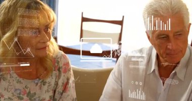 İş konuşmaları sırasında bulut simgesi üstüne bulut grafiklerini gözden geçiren yaşlı çift. Teknoloji, analitik, veri, işbirliği, iletişim, profesyonel, modern