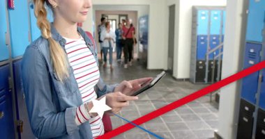 Okul koridorundaki dolaplara tablet tıklatan bir kadın, takip eden gruplarla yıldız çizgilerini canlandırıyor. Teknoloji, iletişim, eğitim, dijital, gençlik, takım çalışması, canlılık