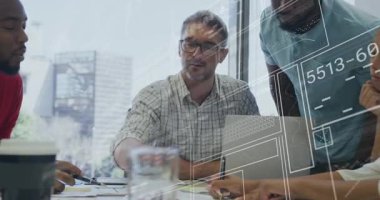 Baş mühendis, fikir birliği için danışmanlık yaparken planlara ve dijital örtüler oluşturmaya işaret ediyor. İşbirliği, takım çalışması, mühendislik, şemalar, dijital arayüz, yenilik, profesyonel