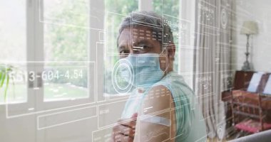 İğne yaptıktan sonra bandajlı kolu tutan yaşlı adam ve animasyon sağlık verileri üst üste biniyor. Yaşlılar, sağlık, teknoloji, sağlık, canlılık, yaşam, dijital