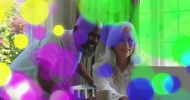 Dizüstü bilgisayar uyarısı yapan adam grafiği gösterdikten sonra, kadının tıkırtısı, iş görüşünü kutlamak için kahve koyması. İşbirliği, bağlantı, samimiyet, sıcaklık, yenilik, yaşam tarzı, dijital