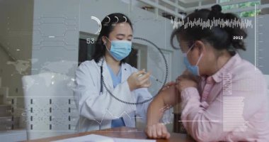 Hasta kaldırma kolu, tıbbi doktor gibi. Dozajı ve aşıyı kontrol ederken harita animasyonunu da ölçüyor. Sağlık, aşı, klinik, tıbbi, aşılama, yenilik, teşhis