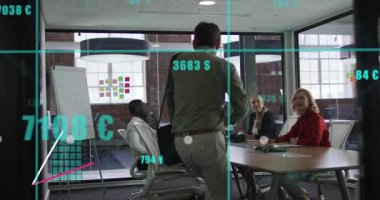 Erkek profesyonel, cam duvarlı konferans odasına giriyor ve toplantı için finans çizelgelerini canlandırıyor. İş, işbirliği, teknoloji, veri, analitik, şirket, modern