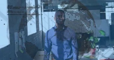 Küresel markalaşma için dönen dünyayı gösteren bir çerçevenin içine giren profesyonel iş adamı. Şirket, liderlik, küresel, yenilik, güven, modern, çalışma alanı