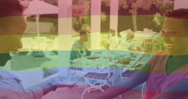 Gençlerin avluya çıkıp annelerini kucaklamalarını ve kalp ikonlarıyla selamlamalarını konu alan pazarlama. Aile, birleşme, açık hava, sıcaklık, arkadaşlık, kutlama, neşe