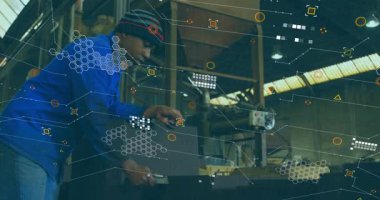 Yüksek çözünürlüklü fabrika operatörü, kalibreli kontrol ölçümünü kalibreli olarak ayarlar. Sanayi, üretim, kesinlik, mühendislik, teknoloji, işçilik, otomasyon