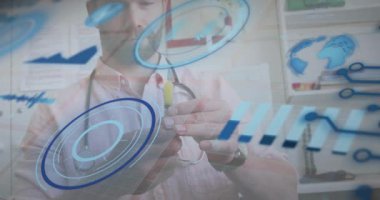 Doktor şırıngayı 3 boyutlu veri çubuğu olarak inceliyor, ilaç alıyor, dozajı ayarlıyor. Tıbbi, sağlık, teknoloji, yenilik, analiz, klinik, bilimsel