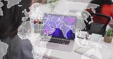 Kadın dizüstü bilgisayara yöneliyor ve NFT grafiğini aktifleştiriyor, masadaki küresel haritayı genişletiyor. Teknoloji, dijital, yenilik, çalışma alanı, iş dünyası, takım çalışması, modern