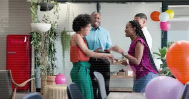 İş toplantısına katılan ziyaretçi, iş arkadaşını balon olarak karşılayan, başarıyı gösteren hareketli grafikler. İşbirliği, kutlama, takım ruhu, profesyonellik, modern, canlı, başarı