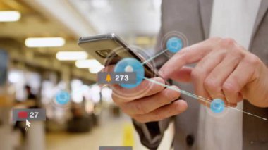 İş adamı akıllı telefonu dinliyor, avatar düğümleri ve rozetleri gösteriyor sosyal medya ölçümlerini görselleştiriyor. Teknoloji, bağlantı, ağ, analitik, dijital, iletişim, modern