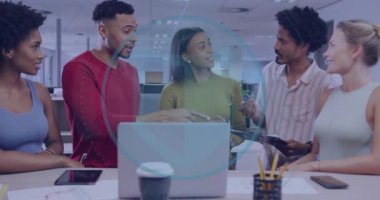 Ofis arkadaşları dizüstü bilgisayar ve tabletlere el kol hareketi yaparak mavi halkayı harekete geçirip takım çalışmasını başlatıyorlar. İşbirliği, takım çalışması, yenilik, modern, tartışma, beyin fırtınası, iletişim