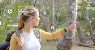 Kadın kayışı ayarlıyor, sonra palmiye gövdesini fark ediyor ve AR seyahat teknolojisi navigasyon verileriyle etkileşime geçiyor. Macera, keşif, yenilik, açık hava, teknoloji, ilham, hareketlilik