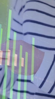 Akıllı telefon kullanan beyaz bir kadın için finansal veri işleme animasyonu. Küresel finans, iş, bağlantılar, hesaplama ve veri işleme kavramı dijital olarak oluşturulmuş video.