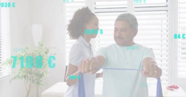 Son sınıf öğrencisi mavi bandı terapide tutuyor, antrenör omzuna dokunuyor ve duruşunu düzeltmeye başlıyor. Rehabilitasyon, fizyoterapi, güçlendirme eğitimi, sağlık, destek, duruş, rehberlik