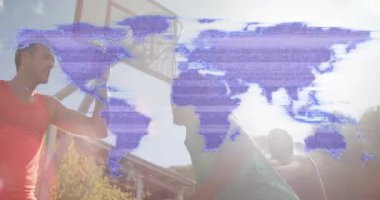 Topu tutmak, basketbolcu dönerek basket oynamak ve zıplamak, hareketli yay haritalama yörüngesi. Eylem, spor, takım çalışması, eğlence, atletizm, rekabet, açık hava